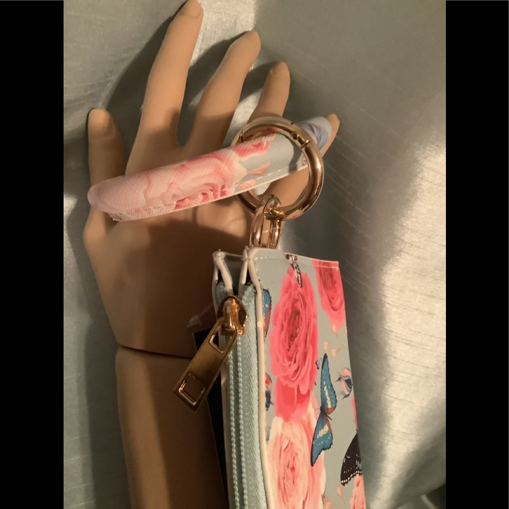 FLORAL KEYCHAIN WRISTLET AND CLUTCH IN ONE! NWT, 3 pockets, keychain - Picture 2 of 5